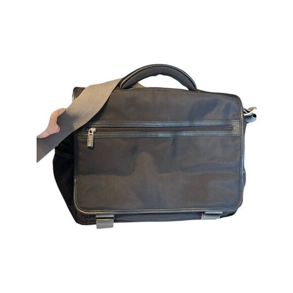 Kenneth Cole Reaction Black Messenger Bag With Multiple Pockets & Adjustable Str - Picture 2 of 16